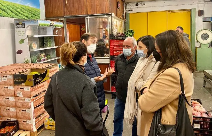 Las autoridades políticas en la visita a Mercasantander.