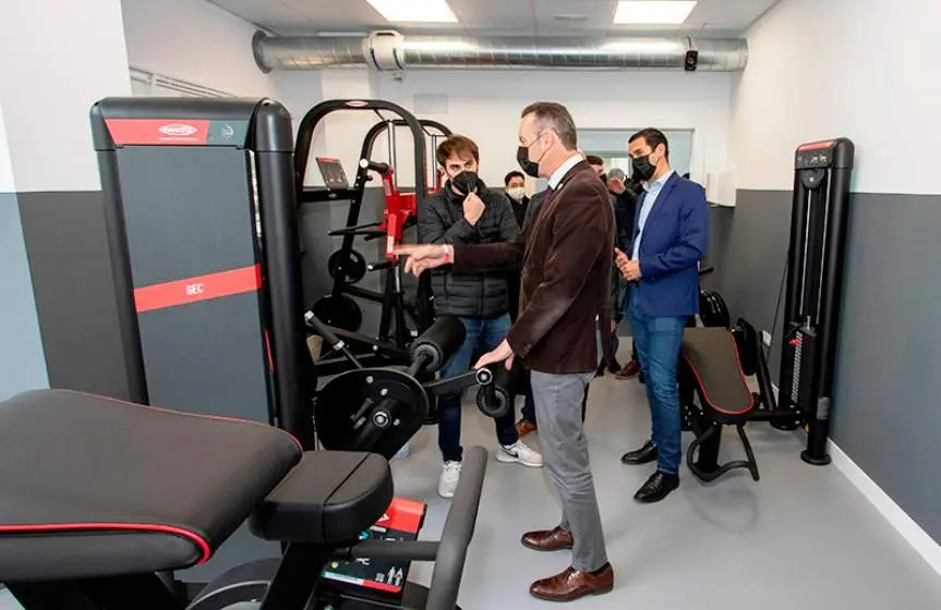 El consejero Guillermo Blanco, visita el nuevo centro deportivo en Val de San Vicente.