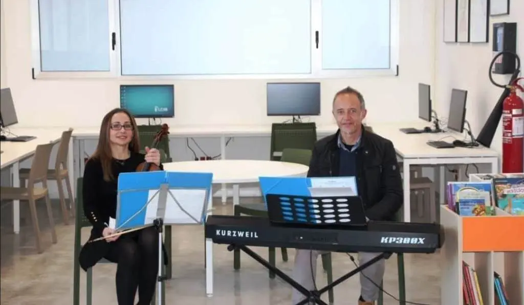 Tom Fernández, junto a su mujer, en la academia de música.