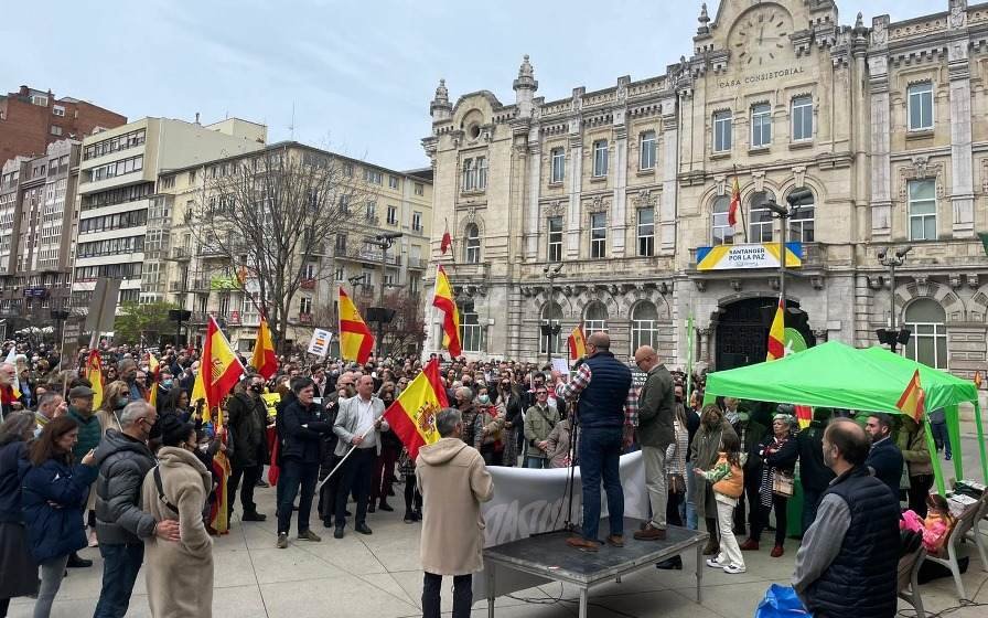 Concentración de Vox y Solidaridad en Santander.