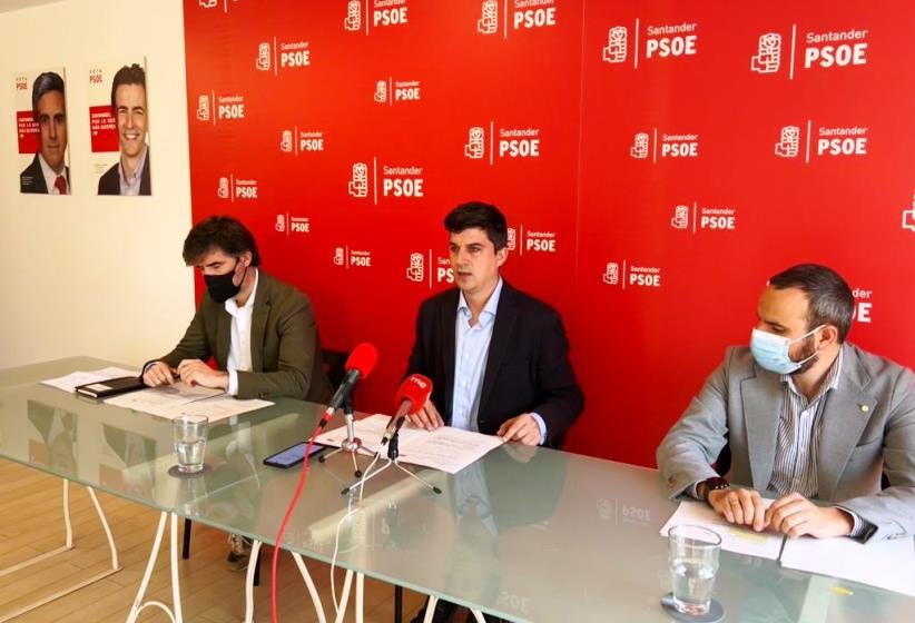 Los concejales del Grupo municipal del PSOE durante la rueda de prensa en Santander.