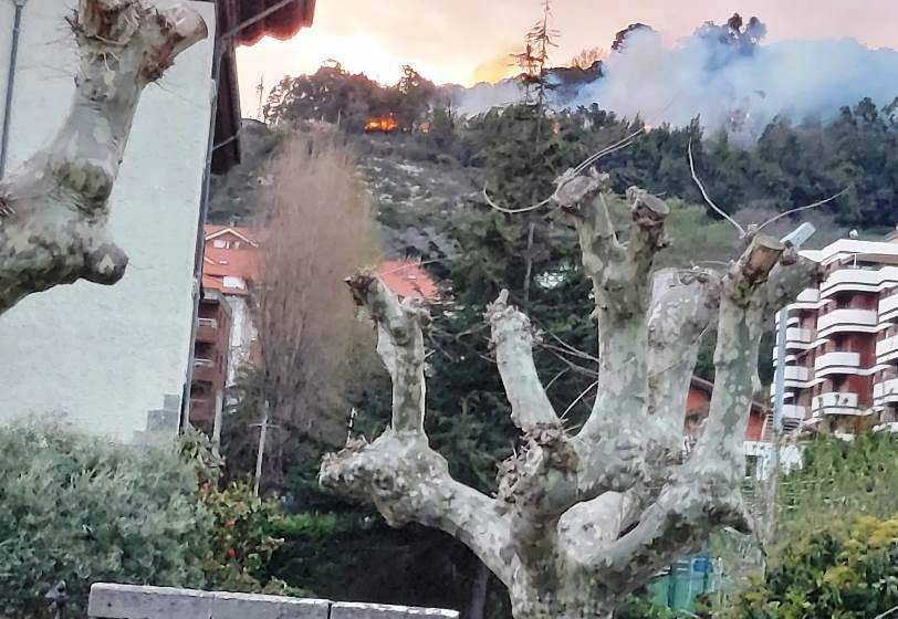 Llamas y humo del incendio en Castro Urdiales.