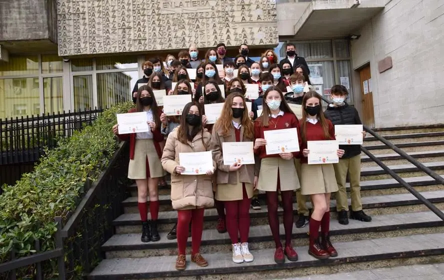 Los alumnos que participaron en el proyecto recibieron un diploma.