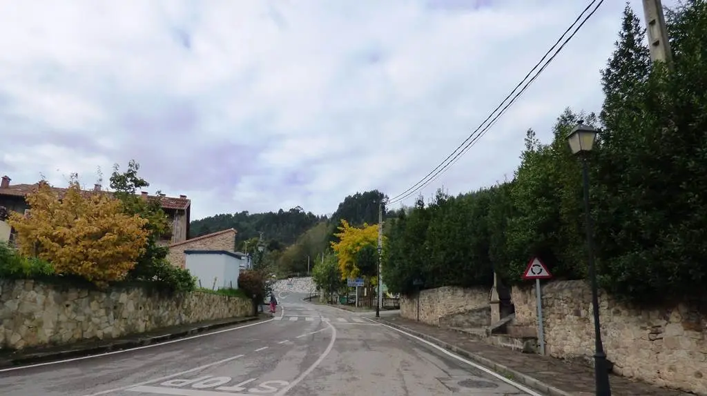 Carretera de acceso a Riocorvo, en Cartes. R.A.