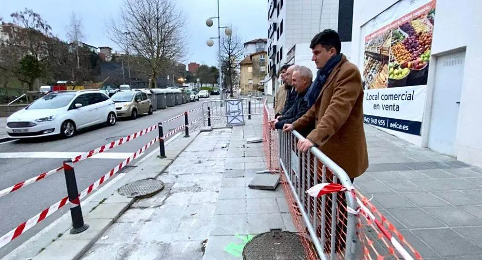 El concejal del PSOE, Daniel Fernández, visita Tetúan junto a los vecinos.