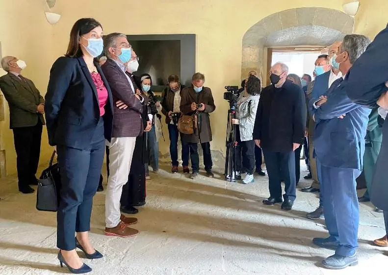 Las autoridades políticas visitan las dependencias religiosas de la Catedral de Santander.