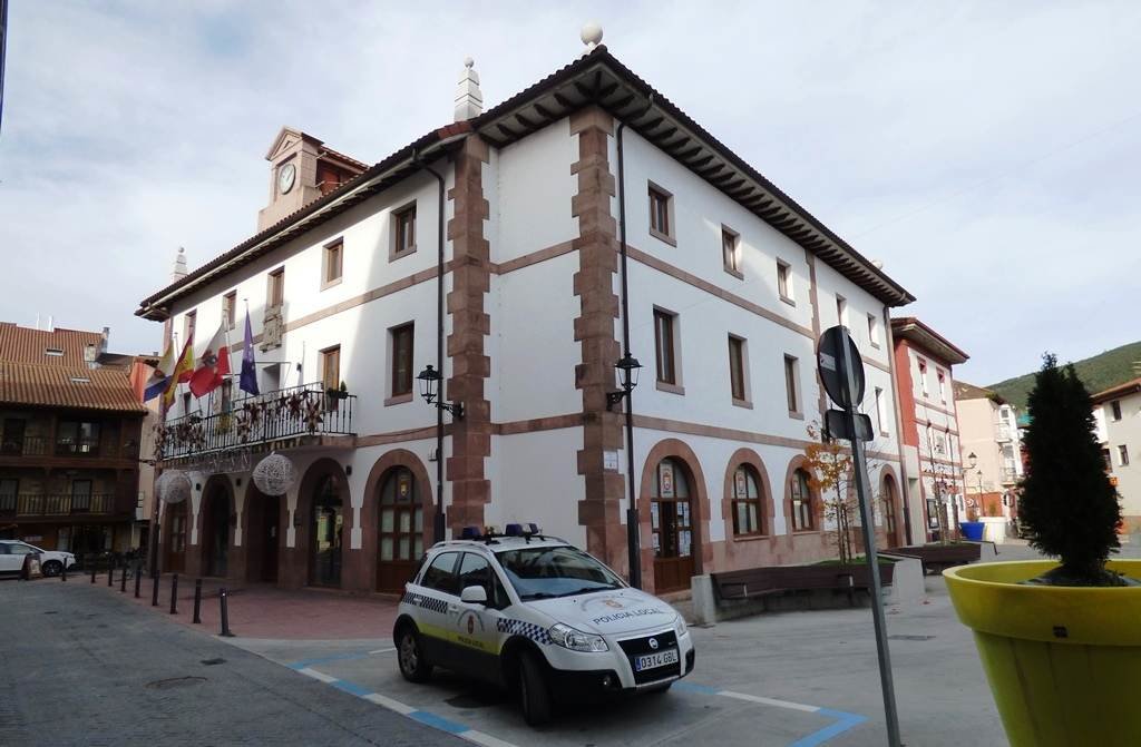 Ayuntamiento de Ampuero, cuya adjudicación de la reforma ha quedado desierta. R.A.