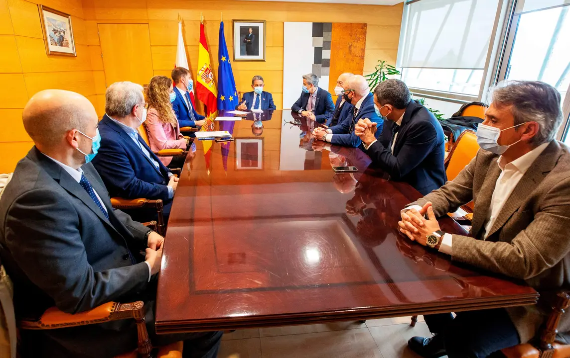 reunión de las autoridades políticas regionales con miembros de la CEOE-Cepyme.