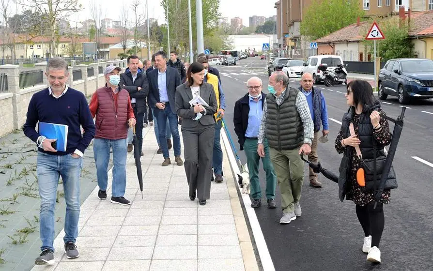 la alcaldesa, Gema Igual, visita las obras de urbanización.