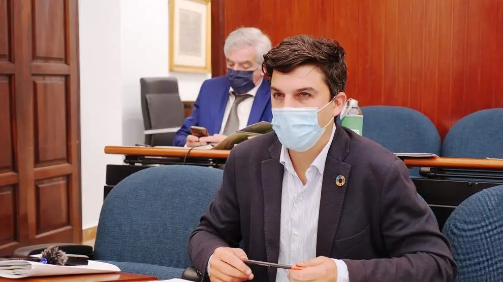 El portavoz del PSOE, Daniel Fernández, durante un Pleno del ayuntamiento de Santander.