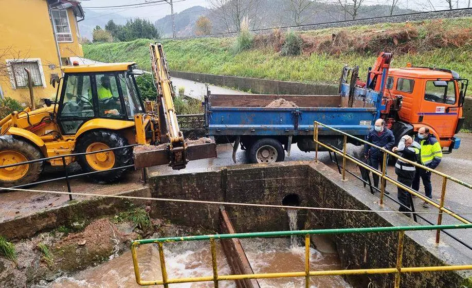 El concejal de Medio Ambiente, Urraca visita retirada sedimentos arroyos