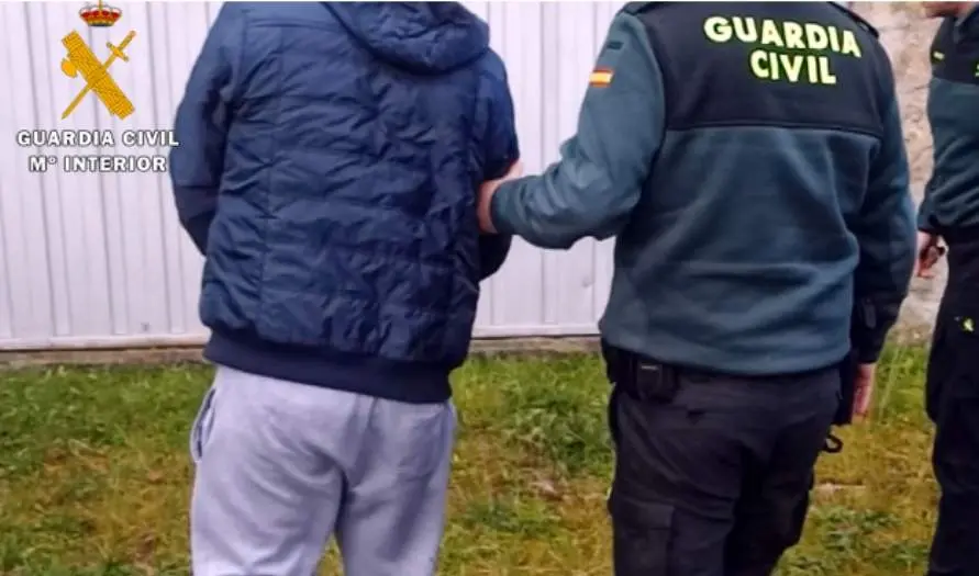 Uno de los detenidos de los robos con violencia por la Guardia Civil.