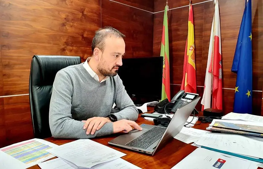 El alcalde de Torrelavega, Javier López Estrada, anuncia el proyecto del laboratorio cultural.