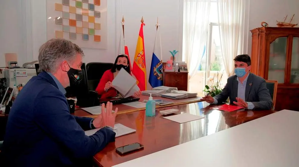 Reunión del PSOE con el PP en Santander.