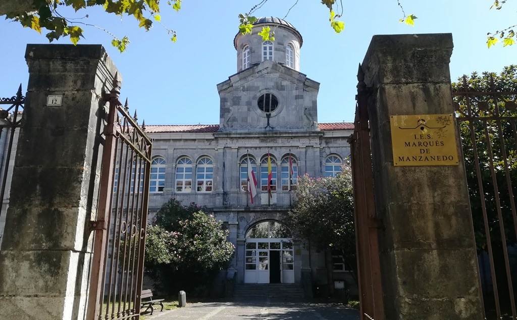 Instituto de enseñanza secundaria Marqués de Manzanedo, en Santoña. R.A.