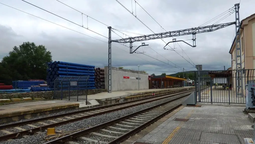 Vías del tren a su paso por Renedo, en Piélagos. R.A.