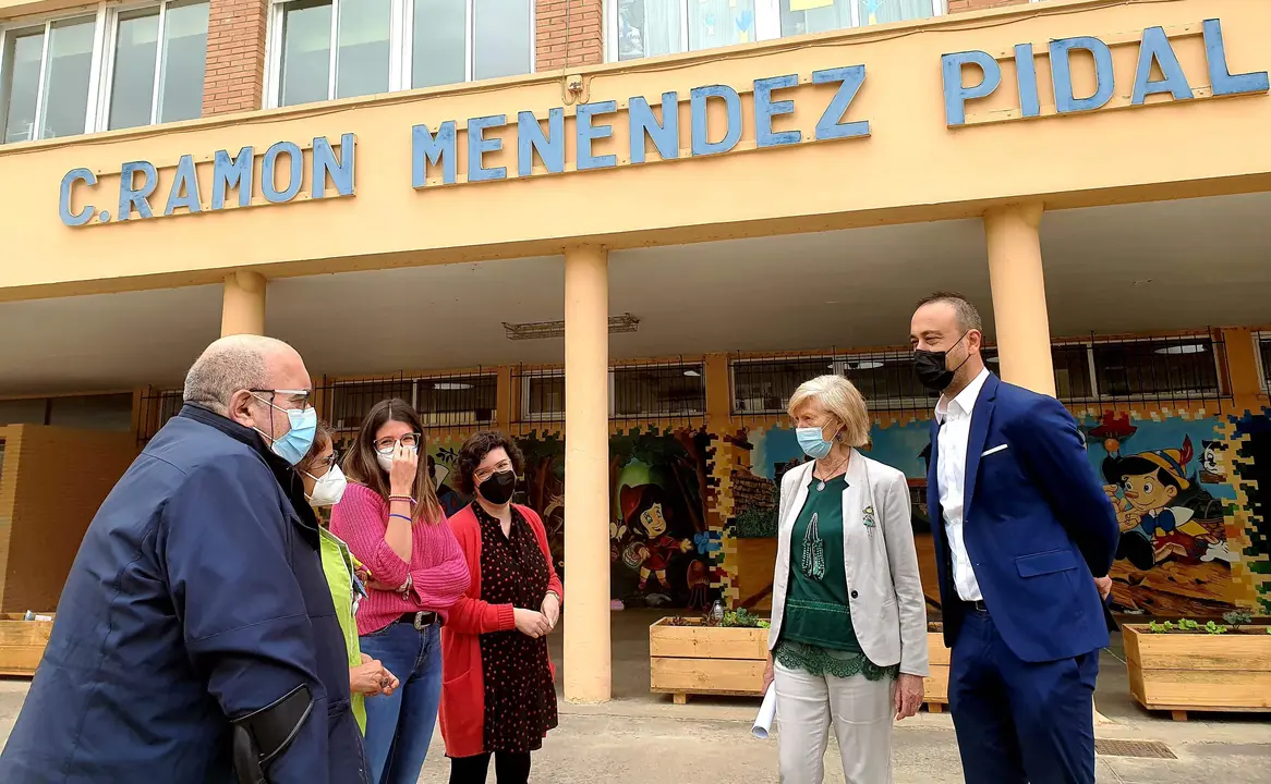 Las autoridades políticas visitan el colegio para conocer sus necesidades.