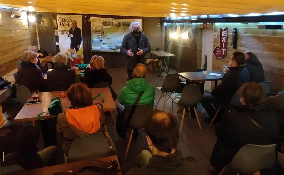 Encuentro con las asociaciones de vecinos de diversos barrios de Santander.