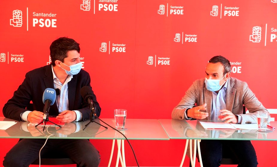 Néstor Serrano, a la derecha, y Daniel Fernández, concejales del PSOE en Santander.
