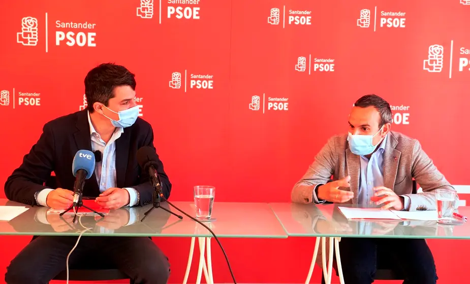 Néstor Serrano, a la derecha, y Daniel Fernández, concejales del PSOE en Santander.