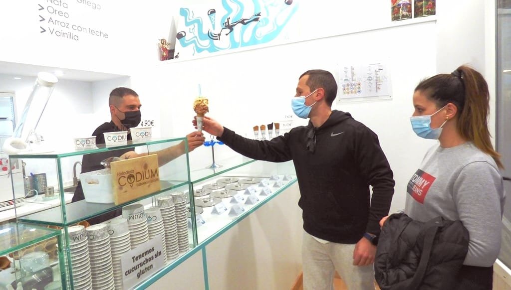 Alejandro Ruiz en su heladería Codium en Santoña. R.A.
