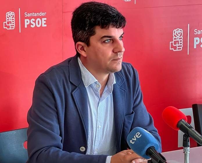 El portavoz del PSOE en Santander, Daniel Fernández, denuncia las irregularidades.