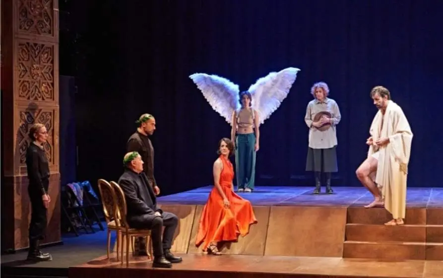 Representación teatral de la obra 'Lo fingido verdadero'.