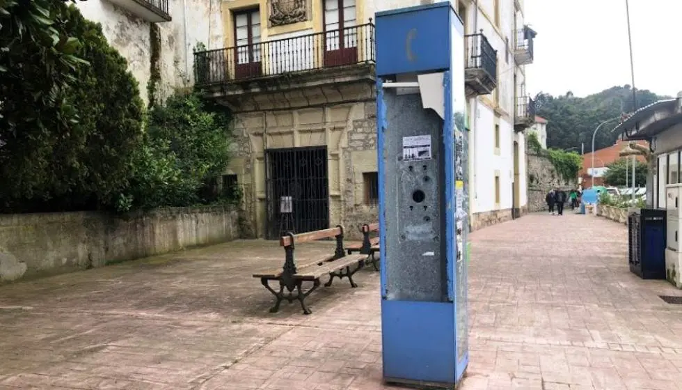 Unidos por Laredo pide la retirada de las cabinas telefónicas.