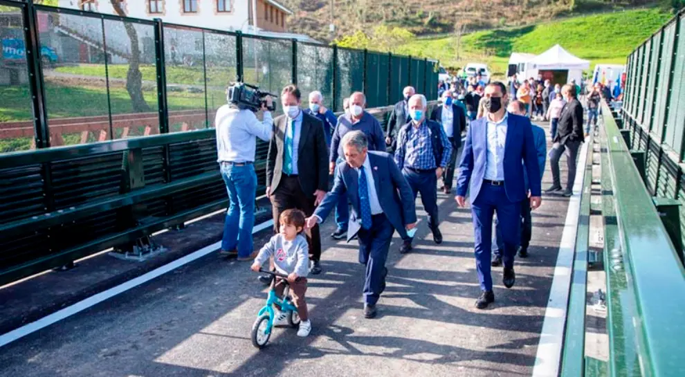 Puente de Serdio
El presidente de Cantabria, Miguel Ángel Revilla, y el consejero de Obras Públicas, Ordenación del Territorio y Urbanismo, José Luis Gochicoa, inauguran la nueva infraestructura. 
nr
11 abril 22