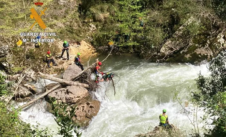 Un momento del rescate del cuerpo en el río Deva.