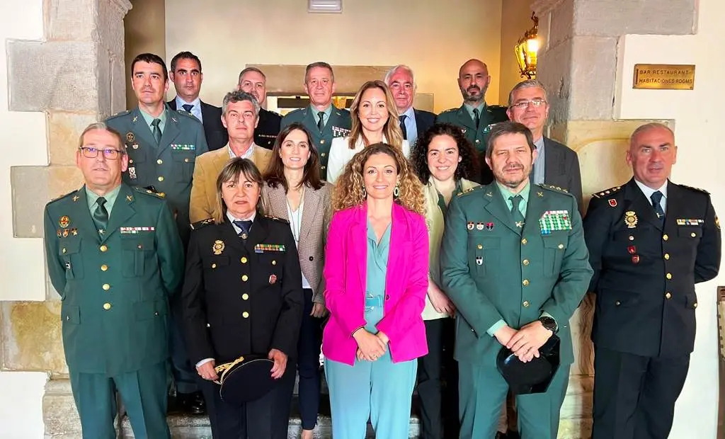 La Delegada del Gobierno, Ainoa Quiñones, junto a representantes de las Fuerzas de Seguridad del Estado.