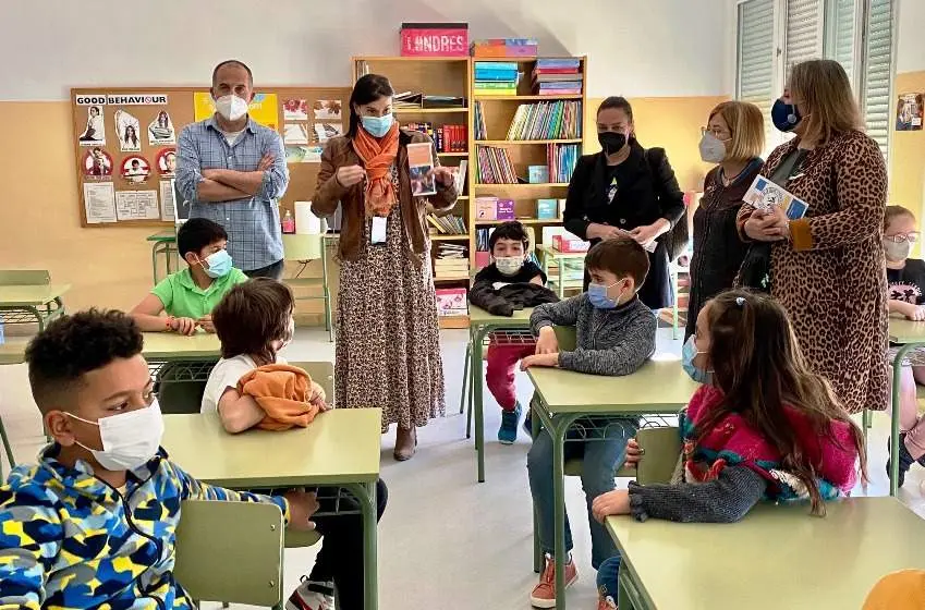 La alcalde de Santander, Gema Igual, visita las aulas del colegio.