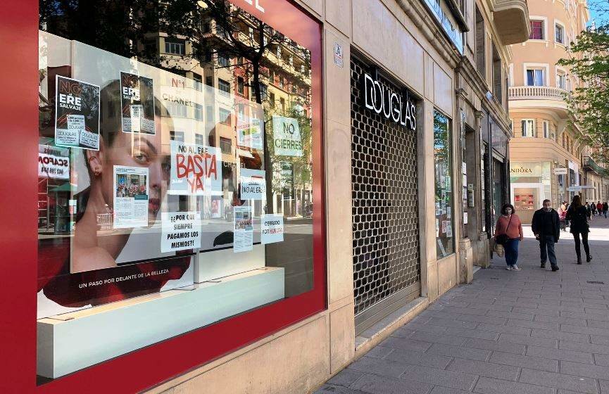 Tienda de Douglas cerrada en Santander.