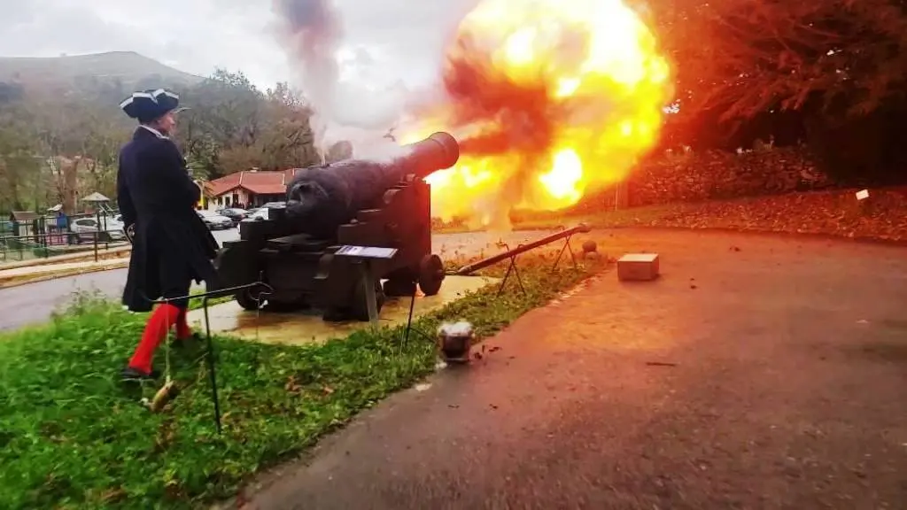 Un momento del disparo del cañón en La Cavada, en Riotuerto.