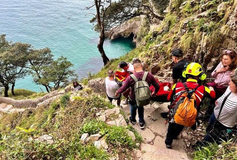El servicio de Emergencias 112 evacuó el hombre en las escaleras del Faro del Caballo, en Santoña.