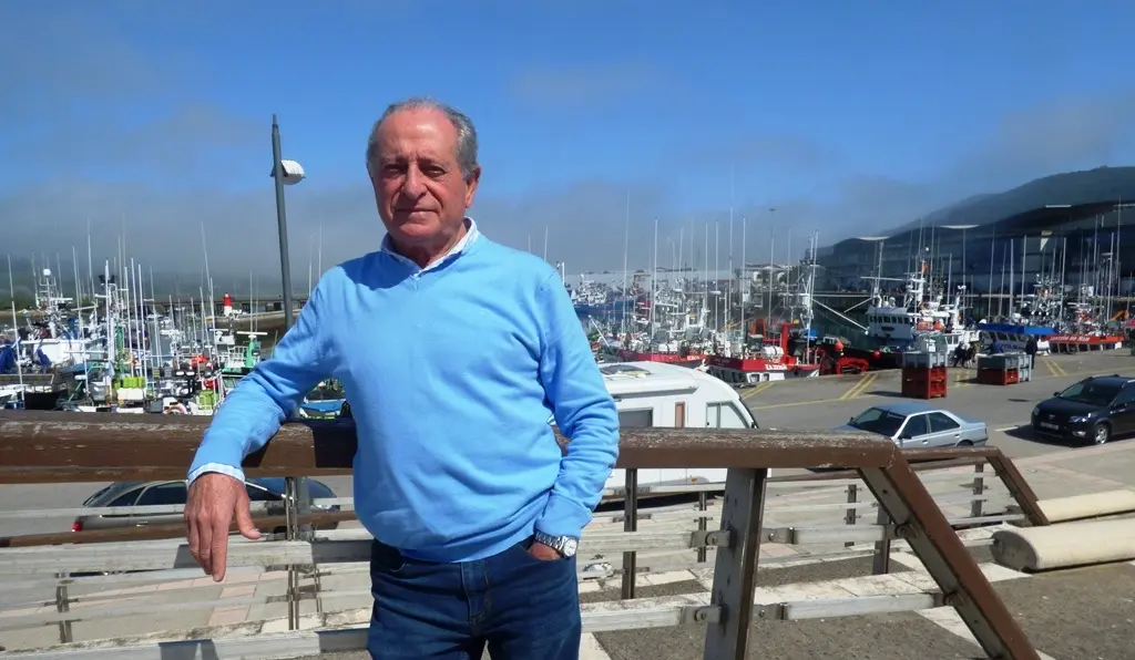 Tino Sampedro, patrón mayor de la Cofradía de la Anchoa de Cantabria, en el puerto pesquero de Santoña. R.A.