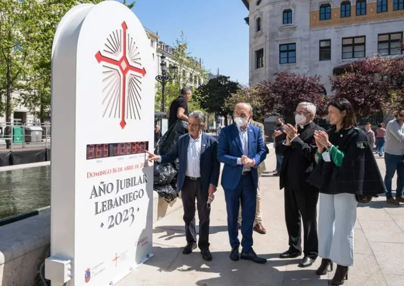 Las autoridades políticas presentan uno de los relojes de la marca atrás al Año Jubilar.