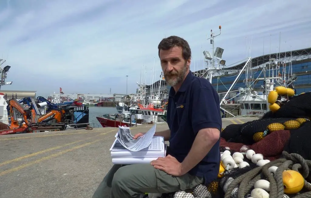 El autor del libro, Antonio Ayllón, en el puerto pesquero de Santoña. R.A.