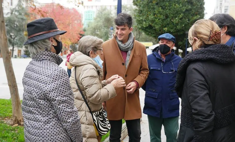 El portavoz del PSOE, Daniel Fernández, dialoga con los vecinos sobe el ruido que se genera.