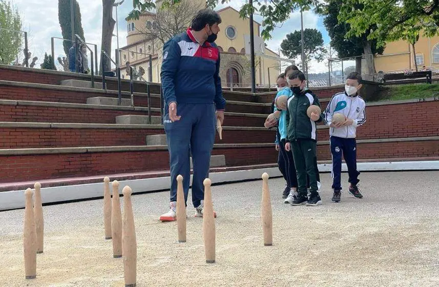 Los alumnos de quinto de Primaria aprenden la práctica de los bolos.