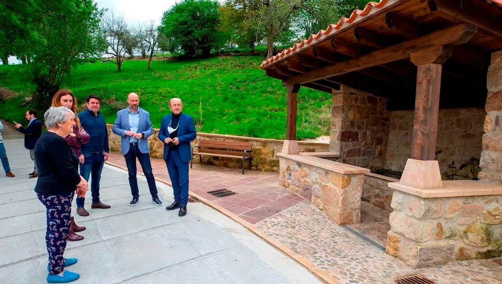 El consejero de Industria, Turismo, Innovación, Transporte y Comercio, Javier López Marcano, se reúne con el alcalde de Puente Viesgo y visitó la rehabilitación del lavadero de Mijas.
18 ABRIL 2022 © Miguel De la Parra