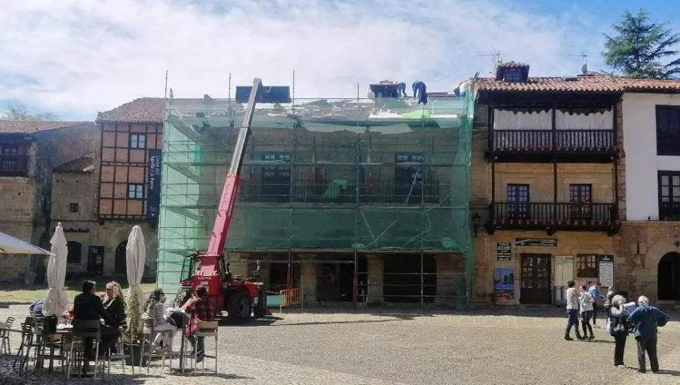 El grupo municipal AVI considera esperpéntica la imagen dada en Semana Santa en Santillana del Mar.