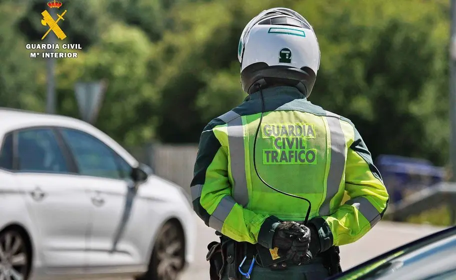 La Guardia Civil consiguió que la ambulancia llevase al conductor al hospital.