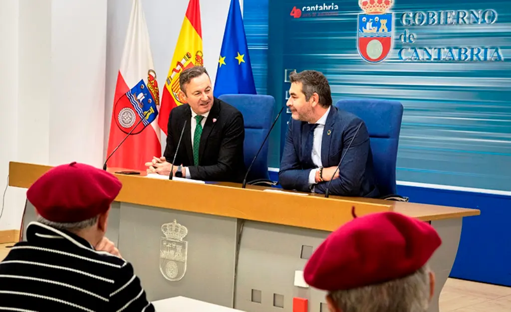 El consejero de Desarrollo Rural, Ganadería, Pesca, Alimentación y Medio Ambiente, Guillermo Blanco, presenta la Feria de la Anchoa de Santoña, junto al alcalde, Sergio Abascal.