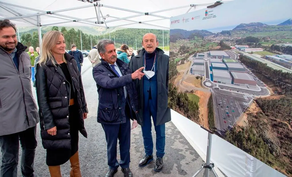 Las autoridades políticas inauguran el polígono industrial El Vallegón, en Castro urdiales.