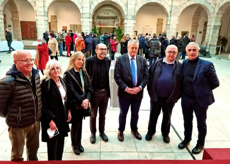 Un momento de la inauguración de la muestra de Esteban de la Foz en el Parlamento de Cantabria.