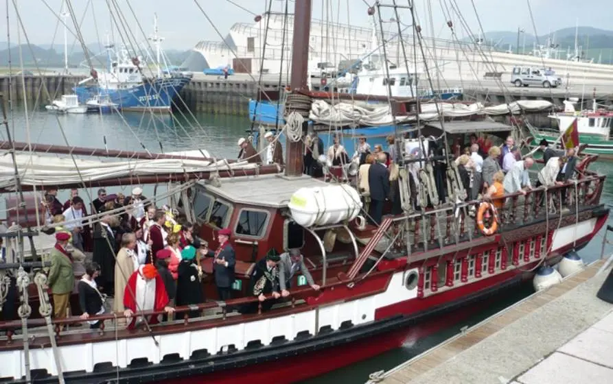 Paseo a los cofrades por la Bahía de Santoña. R.A.