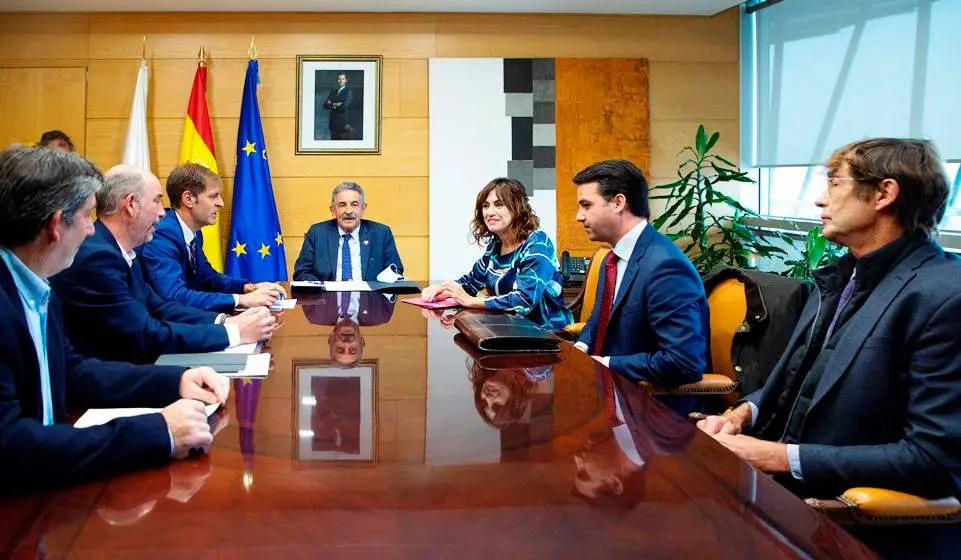 Reunión del presidnete de Cantabria, Miguel Ángel Revilla, y representantes de la CEOE.