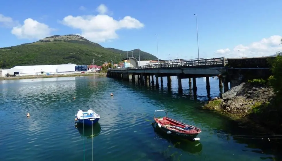 Carretera de acceso a Santoña por la carretera de los Puentes. R.A.