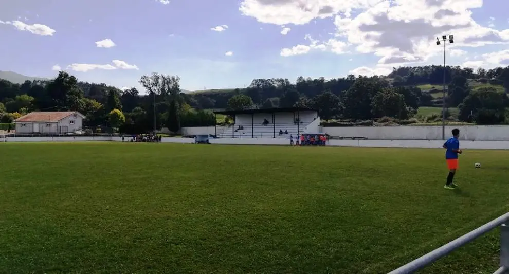 Campo de fútbol del Iguña de hierba natural. R.A.